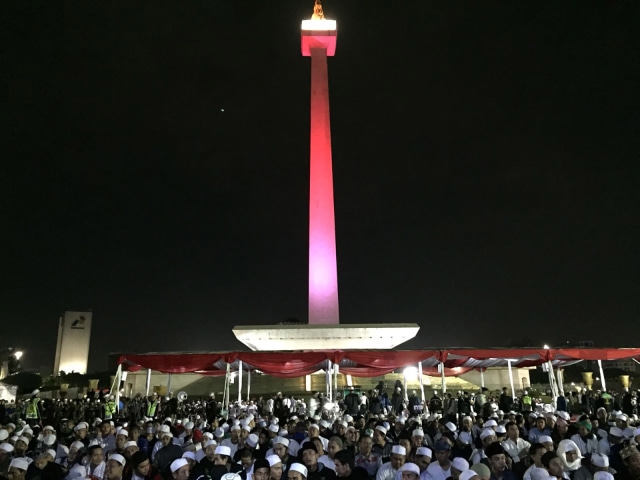 Halaman Monas dipenuhi peserta Tausiyah (Foto: Abdul Latif/kumparan)