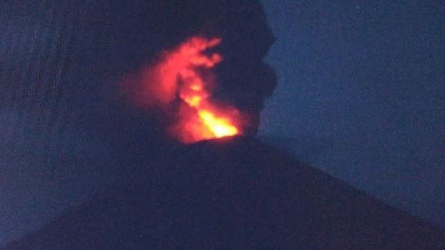 Gunung Agung erupsi (Foto: Instagram.com/@sutopopurwo)