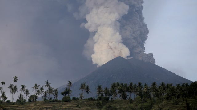 Erupsi Gunung Agung Bali pada Senin (27/11) (Foto: REUTERS/Johannes P. Christo)