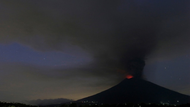 Erupsi Gunung Agung Bali pada Senin (27/11) (Foto: REUTERS/Johannes P. Christo)