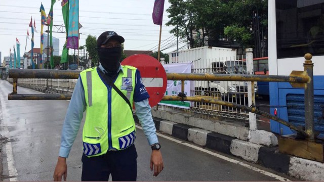 Penjaga portal TransJakarta, Sandi (Foto: Moh Fajri/kumparan)