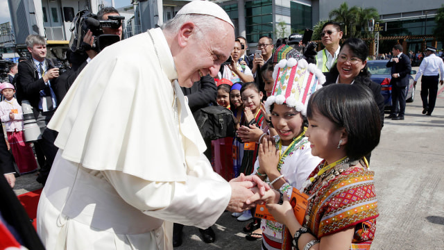 Paus Francis tiba di Myanmar (Foto: Reuters/Max Rossi)