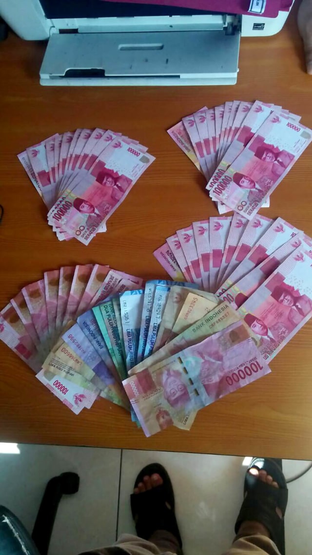 Barang bukti penangkapan kasus uang palsu (Foto: Mirsan Simamora/kumparan)