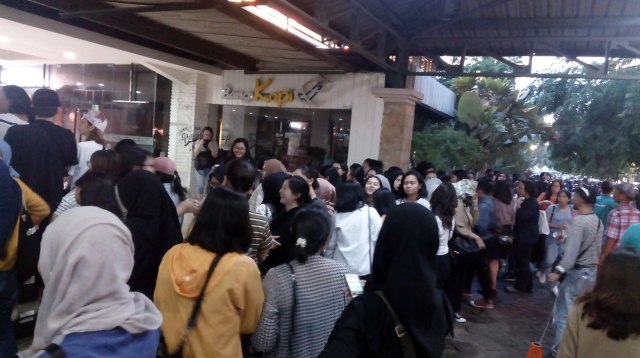 Antrean fans di konser Hyukoh (Foto: Masajeng Rahmiasri/kumparan)