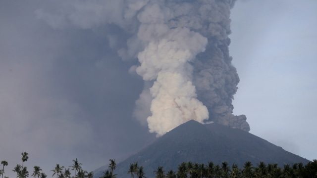Erupsi Gunung Agung Bali (Foto: Reuters/Johannes P. Christo)