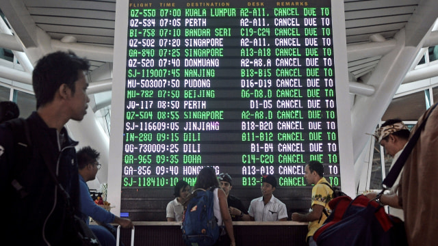 Penumpang di Bandara Ngurah Rai, Bali (Foto: Reuters/Antara Foto/Fikri Yusuf)