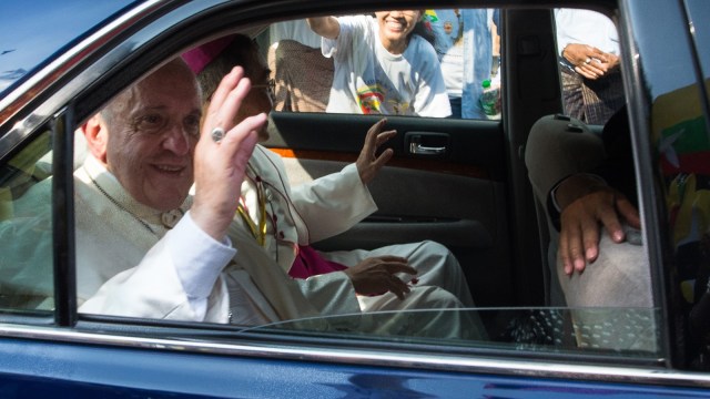 Paus Fransiskus Mengunjungi Myanmar. (Foto: AFP/Ye Aung Thu)