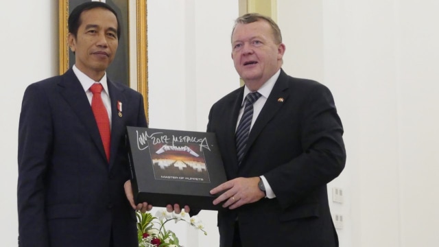 Jokowi diberikan album Metallica oleh PM Denmark (Foto: Yudhistira Amran Saleh/kumparan)