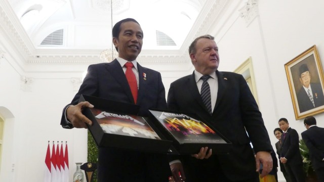 Jokowi diberikan album Metallica oleh PM Denmark (Foto: Yudhistira Amran Saleh/kumparan)