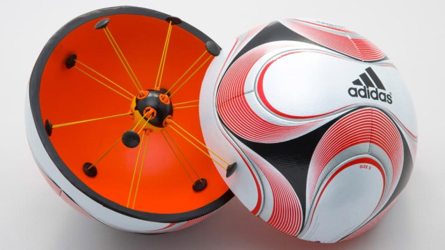 Sensor magnet di bola Adidas. (Foto: Wikimedia Commons)