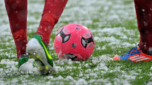 Sepak bola di bulan musim dingin (Ilustrasi) (Foto: AFP/Thomas Kienzle)