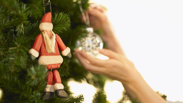 Mendekorasi pohon natal bisa bikin bahagia (Foto: Thinkstock)