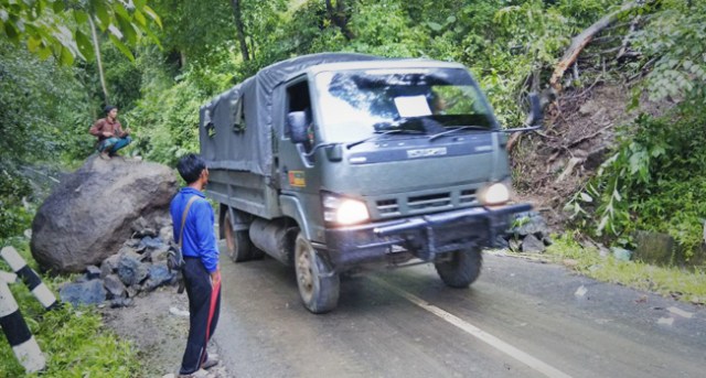 Batu Raksasa Jatuh ke Jalan Raya di Ciemas Kabupaten Sukabumi