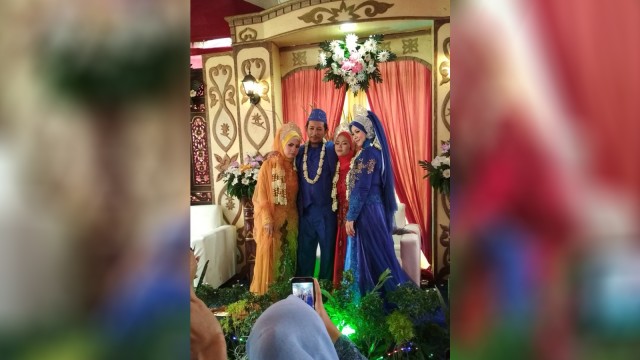 Pernikahan pria dengan tiga orang wanita (Foto: Facebook @Khamalludin)