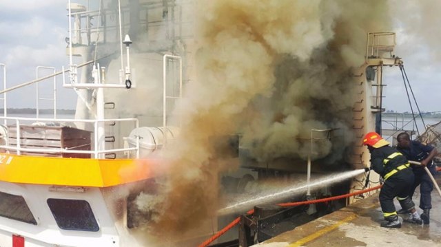 Kapal Krustamoz terbakar (Foto: Dok KBRI Maputo)