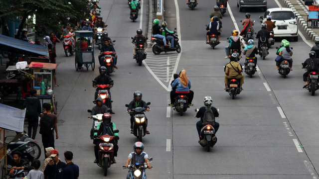 Pengguna motor melawan arus lalu lintas Foto: Antara/Rivan Awal Lingga