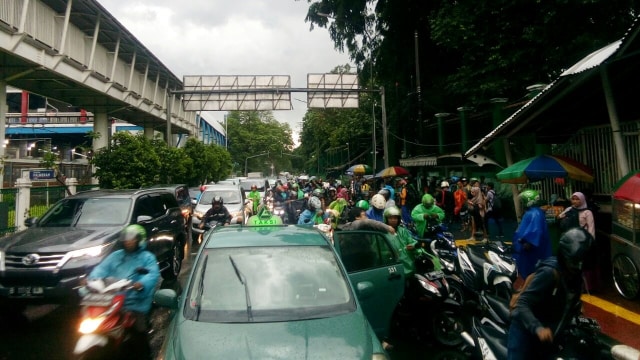 Kemacetan di daerah Slipi akibat hujan (Foto: Paulina Herasmaranindar/kumparan)
