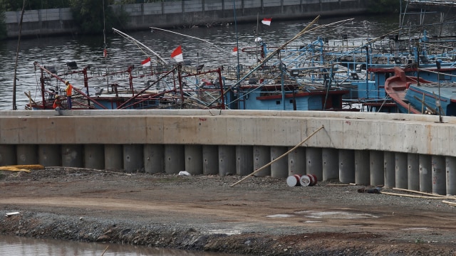 Pembangunan tanggul laut di utara Jakarta. (Foto: Fanny Kusumawardhani/kumparan)