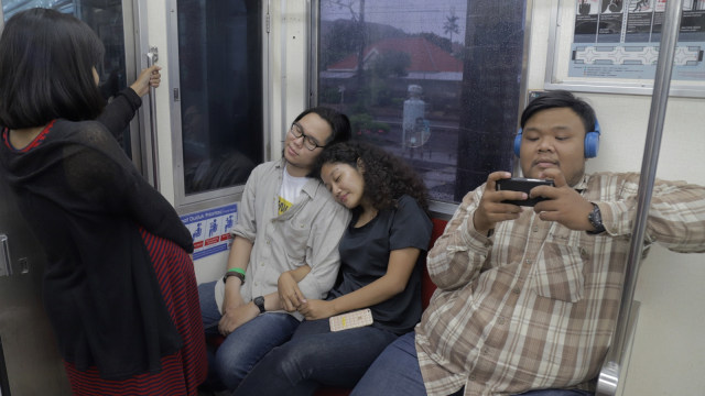 Penyalahgunaan bangku prioritas Commuter Line (Foto: Fitra Andrianto/kumparan)
