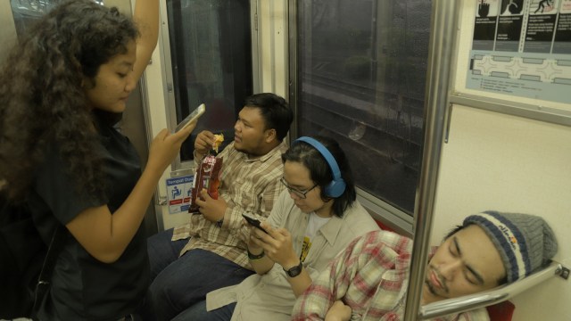 Penyalahgunaan bangku prioritas Commuter Line (Foto: Fitra Andrianto/kumparan)