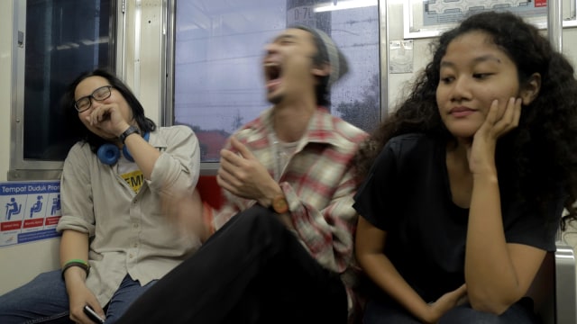 Berisik di Commuter Line (Foto: Fitra Andrianto/kumparan)