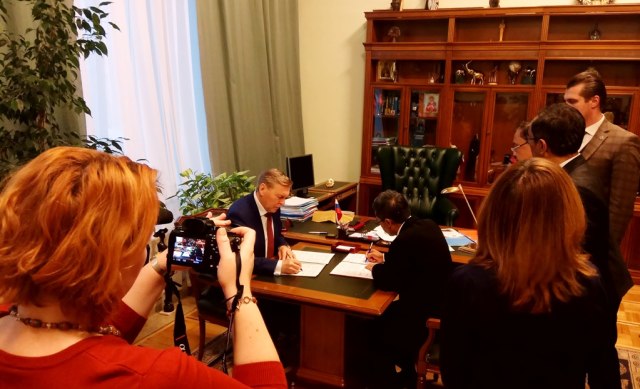 Kedua rektor tandatangani dokumen kerja sama (Foto: Dok. KBRI Moskow)