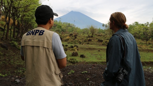 Wisatawan Gunung Agung (Foto: Dok. Sutopo BNPB)