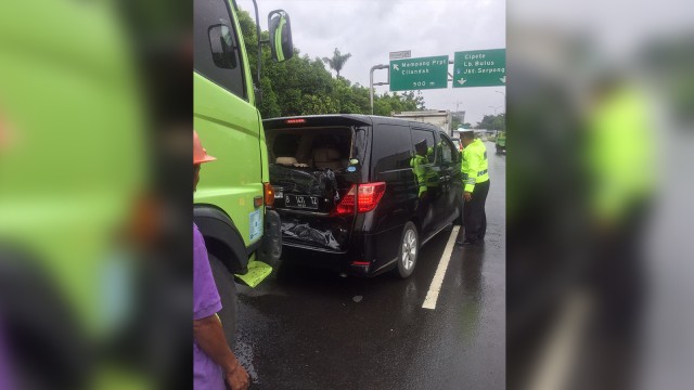 Truk Tabrak Alphard Di Km 26 Tol Pasar Rebo Lalu Lintas