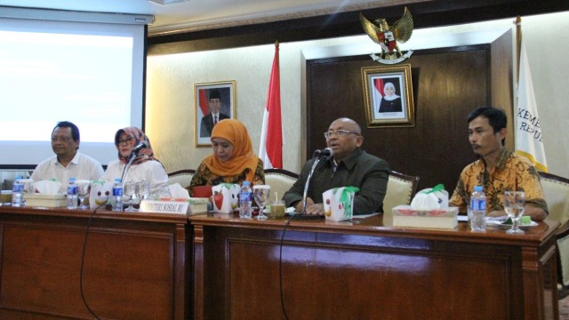 Khofifah Indar Parawansa konferensi pers (Foto: Dok. Humas Kemensos)