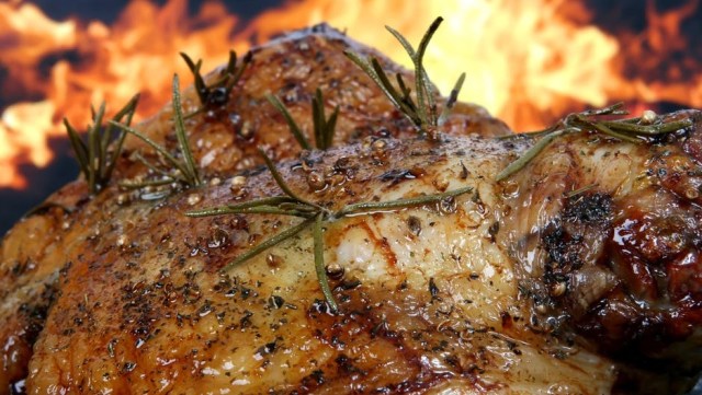 Pilihlah ayam barbeque yang matang menyeluruh (Foto: Pexels)