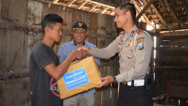 Bocah Yatim Piatu Sebatang Kara Ini Dapat Santunan dari Polres Bojonegoro