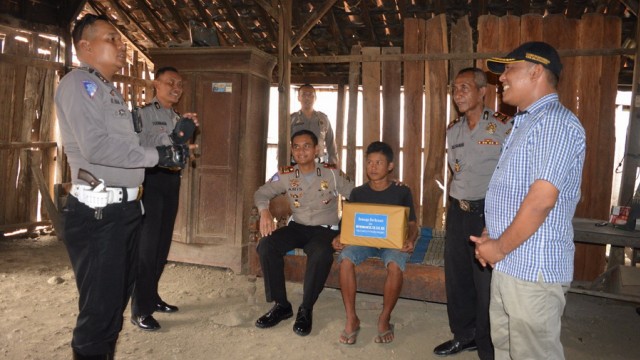 Bocah Yatim Piatu Sebatang Kara Ini Dapat Santunan dari Polres Bojonegoro (1)
