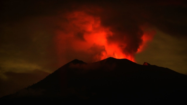 Peningkatan status awas Gunung Agung (Foto: AFP/Sonny Tumbelaka)
