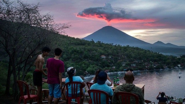 Peningkatan status awas Gunung Agung (Foto: AFP/Juni Kriswanto)