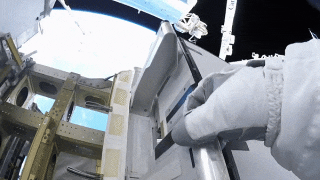 Astronaut Melakukan Spacewalk (Foto: Twitter/@AstroKomrade)