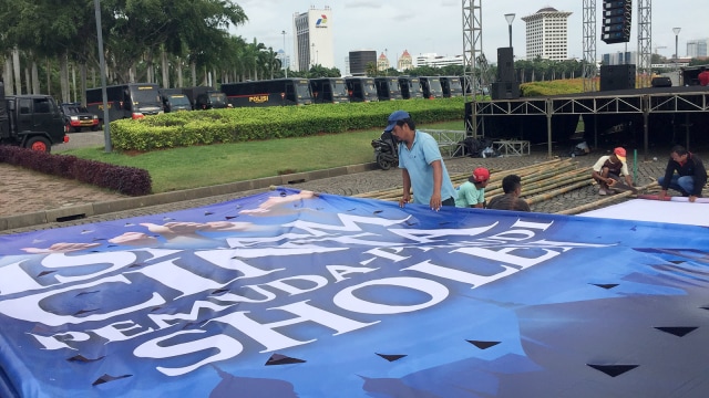 Persiapan reuni Alumni 212 di Monas (Foto: Mirsan Simamora/kumparan)