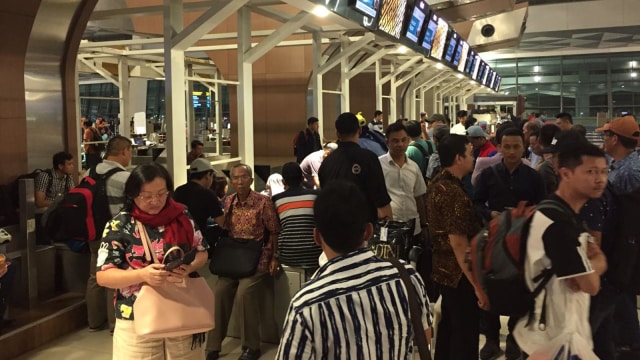 Suasana calon penumpang di Bandara Soetta Foto: Mirsan Simamora/kumparan