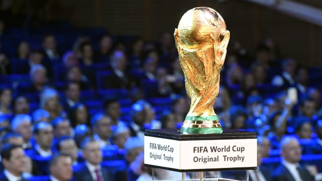 Trofi Piala Dunia. (Foto: Alexander Nemenov/AFP)