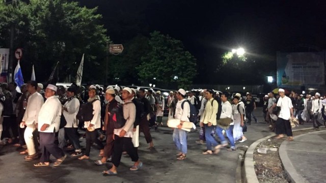 Peserta reuni alumni 212 menuju Monas (Foto: Moh Fajri/kumparan)