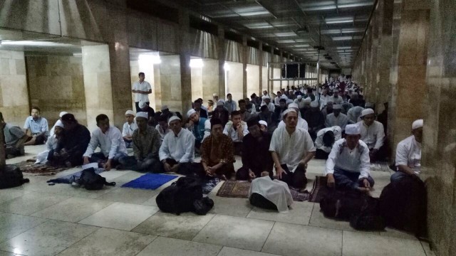 Massa reuni 212 salat Subuh di Masjid Istiqlal (Foto: Kevin Kurnianto/kumparan)