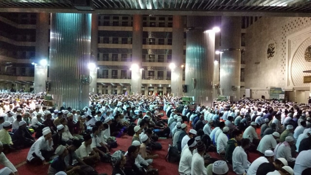 Massa reuni 212 salat Subuh di Masjid Istiqlal (Foto: Kevin Kurnianto/kumparan)