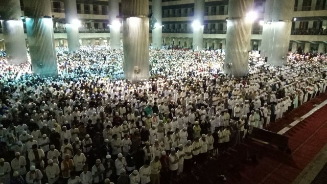 Peserta reuni 212 salat Subuh di Masjid Istiqlal (Foto: Kevin Kurnianto/kumparan)