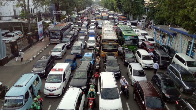 Aksi reuni 212, Jalan Medan Merdeka Timur macet (Foto: Kevin Kurnianto/kumparan)
