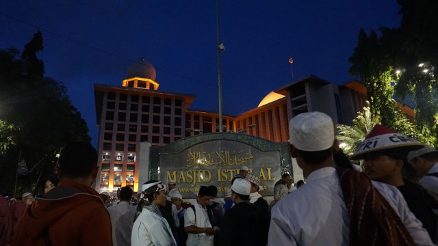 Massa aksi reuni 212 di Masjid Istiqlal Jakarta (Foto: Iqbal Firdaus/kumparan)
