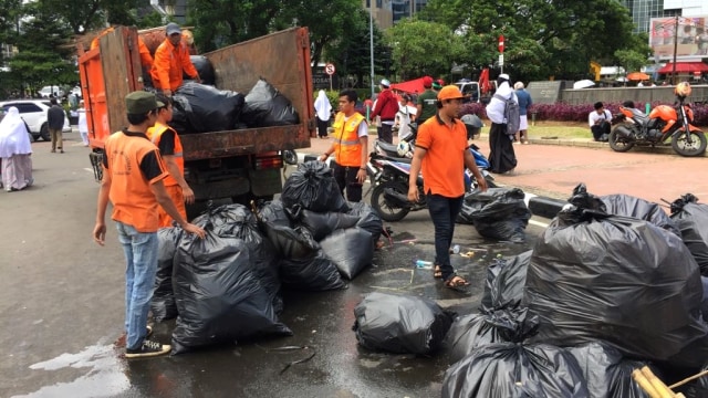 Pasukan oranye mengangkut sampah sisa aksi 212 (Foto: Fachrul Irwinsyah/kumparan)