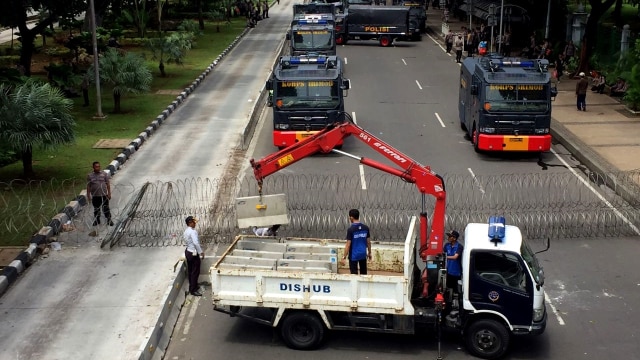 Petugas dishub merapikan beton separator busway (Foto: Fachrul Irwinsyah/kumparan)