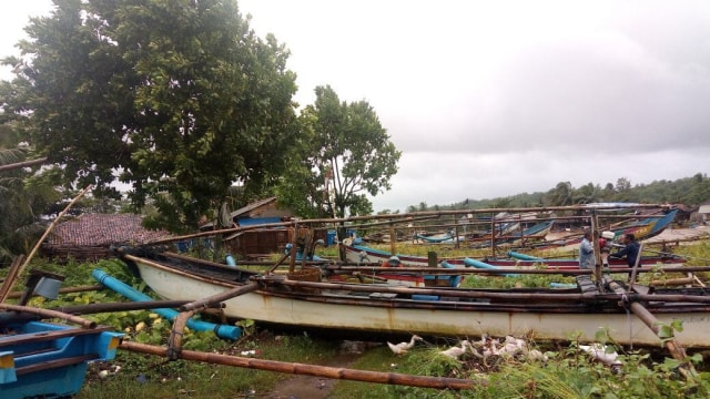 Perahu rusak akibat badai di Pelabuhan Ratu (Foto: Andi, Warga Pelabuhan Ratu)