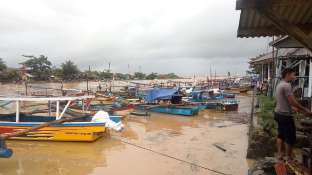Perahu rusak akibat badai di Pelabuhan Ratu (Foto: Andi, Warga Pelabuhan Ratu)