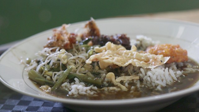 Pecel rawon khas Banyuwangi (Foto: Joseph Pradipta/kumparan)