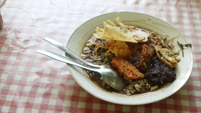 Pecel rawon khas Banyuwangi (Foto: Joseph Pradipta/kumparan)